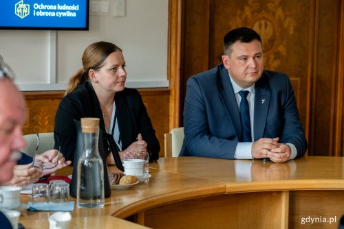 Podczas spotkania w Pomorskim Urzędzie Wojewódzkim Gdynię reprezentowali prezydent Aleksandra Kosiorek oraz sekretarz miasta i dyrektor generalny urzędu Łukasz Kobus (fot. Natalia Kawalerowicz)