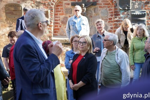 W spotkaniu wzięli udział m.in.: wiceprezydentka Oktawia Gorzeńska, Miejski Konserwator Zabytków Robert Hirsch, wicedyrektor Muzeum MW Aleksander Gosk, artysta Jan Rutka, dyrektorka V LO Dorota Dunst i przewodnik Arkadiusz Brzęczek (fot. Magda Śliżewska)