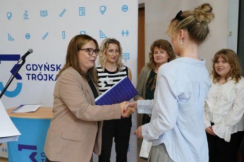 Wiceprezydentka Gdyni Oktawia Gorzeńska wręczyła dyplomy matury międzynarodowej w gdyńskiej Trójce (fot. Magdalena Starnawska)