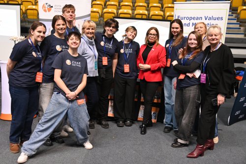 Gdyńska Giełda Uczniowska w Polsat Plus Arenie Gdynia. Na zdjęciu m.in. Oktawia Gorzeńska, wiceprezydentka Gdyni, Iwona Tanewska, naczelniczka Wydziału Edukacji Urzędu Miasta Gdyni oraz młodzież z Zespołu Szkół Administracyjno-Ekonomicznych w Gdyni (fot. Dorota Patzer) 