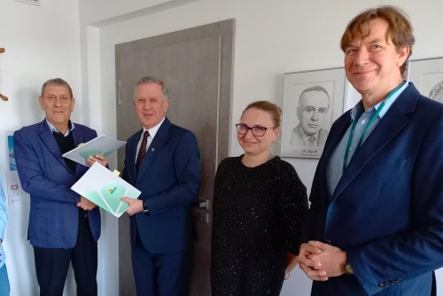 Na umowie podpisy złożyli Prezes firmy Wodjar Stanisław Brylowski i Prezes OPEC Wojciech Folejewski. W spotkaniu wzięli udział również: kierownik budowy z firmy Wodjar - Agnieszka Kot; dyrektor ds. inwestycji Bogusław Pergoł, Karolina Procaj z Działu Planowania i Realizacji Inwestycji, Kamila Kostkiewicz z Działu Logistyki Zakupów (fot. FB OPEC z nami cieplej)