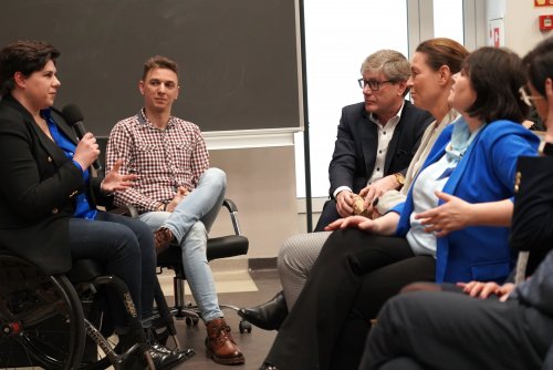 Debatę ze społecznością uczelni prowdzili Anna Dobkowska i Jacek Adamczewski z Wydziału Dostępności Urzędu Miasta w Gdyni (fot. Aneta Marczak)