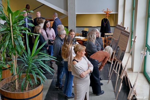 Goście zaproszeni na inaugurację wystawy w sądzie przyglądający się ekspozycji (fot. Magdalena Czernek)