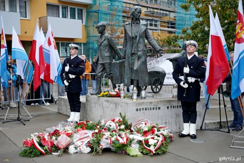 Posterunek honorowy przy pomniku Gdynian Wysiedlonych podczas uroczystości z okazji 86. rocznicy pierwszych wysiedleń gdynian (fot. Magdalena Czernek)