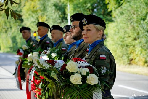 Żołnierze z wieńcami i wiązankami kwiatów w rękach podczas uroczystości z okazji 87. rocznicy zakończenia walk w obronie Kępy Oksywskiej (fot. Magdalena Czernek)