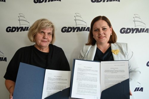 Umowę dotyczącą inwestycji w OSP Wiczlino podpisały: z ramienia spółki Forticon Construction jej prokurent Alina Krajewska oraz prezydent Gdyni Aleksandra Kosiorek (fot. Łukasz Kamasz)
