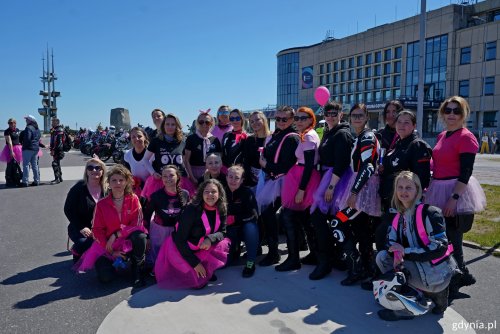 Wspólne zdjęcie motocyklistek uczestniczących w charytatywnym przejeździe (fot. Magdalena Czernek)