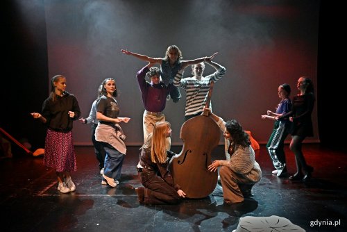 Zdjęcie z próby medialnej spektaklu „Wanożnicë” w Teatrze Muzycznym. Scena zbiorowa (fot. Magdalena Czernek)