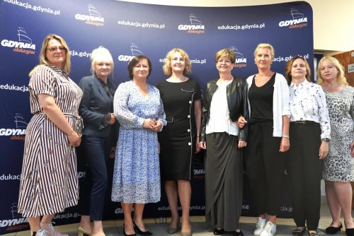Tegoroczna komisja egzaminacyjna. Druga z lewej Iwona Tanewska, naczelniczka Wydziału Edukacji Urzędu Miasta Gdyni, czwarta z lewej Jadwiga Wachulik, przewodnicząca komisji (fot. Aneta Marczak)
