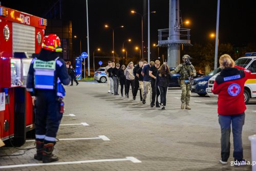 Ćwiczenia przed Centrum Riviera przeprowadzono z dokładnym odwzorowaniem potencjalnego zamachu terrorystycznego (fot. Karol Stańczak)