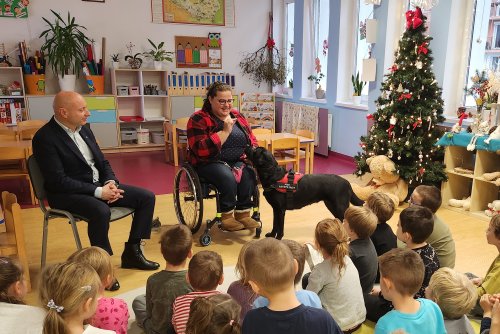 Dyrektor zarządzający ds. inwestycji Tomasz Gałązka, Marta Czachor i Delicja z wizytą u dzieci z Przedszkola nr 56 (fot. Dorota Patzer)