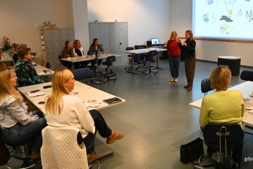 Uczestniczki warsztatów STEAM wraz z wiceprezydentką Oktawią Gorzeńską (fot. Magdalena Starnawska)