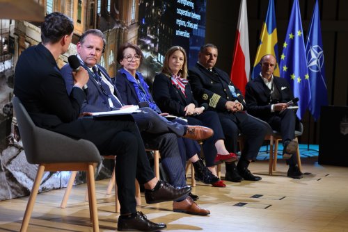 W Gdyni dyskutowano o obronności na Bałtyku podczas sympozjum NERDS. Od lewej: prowadzący panel dyskusyjny Paweł Wojciechowski, Marcus Fredrikson, Karlskrona City, Magdalena Pramfelt z Polsko-Szwedzkiej Izby Gospodarczej, wiceprezydentka Gdyni Oktawia Gorzeńska, rektor UMG prof dr. hab. inż. kpt ż.w. Adam Weintrit, David Appleberg, Marine Technology Center of Sweden (fot. Dorota Patzer)
