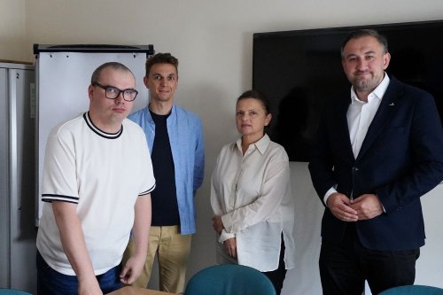 Na zdjęciu m.in.: wiceprezydent Gdyni Tomasz Augustyniak i prezes Fundacji Adapa Danuta Kłopocka (fot. Magdalena Staranwska)