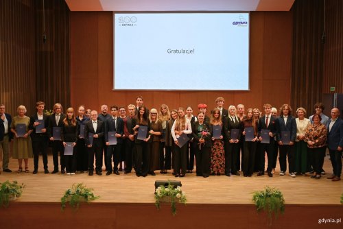 Laureaci i laureatki odebrali stypendia z rąk prezydent Gdyni Aleksandry Kosiorek (fot. Magdalena Starnawska)