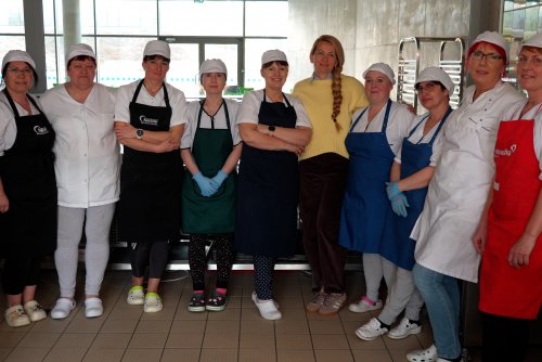 Załoga stołówki ZSO nr 8 z intendentką Joanną Półchłopek (fot. Sławomir Okoń)