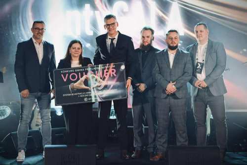 Prezydent Gdyni Aleksandra Kosiorek i Łukasz Hamerski – właściciel firmy Maxnet (trzeci od lewej) wraz z innymi reprezentantami firmy oraz przedstawicielami Projektu OdM i organizatorów konkursu podczas uroczystości rozdania nagród w plebiscycie „Gmina przyjazna MiŚOT-om” (fot. Radosław Wojnar)