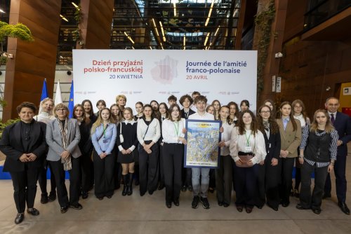 Młodzież z II LO wzięła udział w spotkaniu z prezydentem Francji Emmanuelem Macronem. Na zdjęciu z plakatem 100-lecia, przekazanym w prezencie (fot. gdansk.pl)