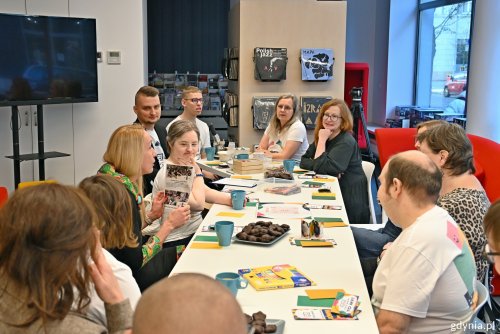 Równi goście z pracownikami Biblioteki Gdynia podczas warsztatów w Bibliotece Śródmieście (fot. Magdalena Czernek)