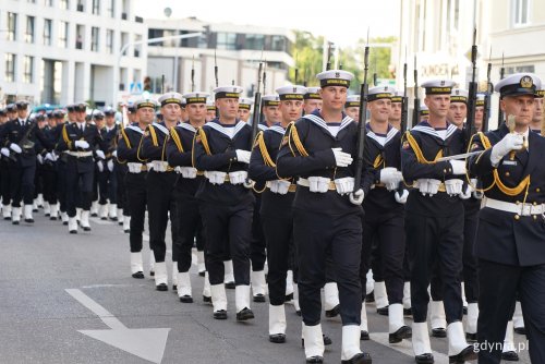 Mszę w intencji ludzi morza zwyczajowo wieńczy widowiskowy przemarsz z udziałem Orkiestry Reprezentacyjnej Marynarki Wojennej (fot. Karolina Szypelt)