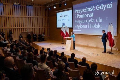 Prezydent Gdyni Aleksandra Kosiorek podczas uroczystego otwarcia konferencji „Przyszłość Gdyni i Pomorza – megaprojekt dla regionu i Polski”, podkreślała jak ważna dla Gdyni, regionu oraz całej Polski jest realizacja projektu Drogi Czerwonej oraz modernizacja Estakady Kwiatkowskiego.