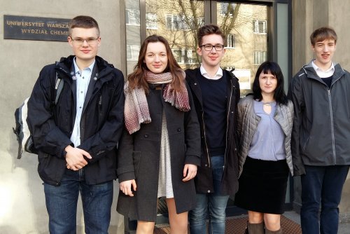 Justyna Raulin oraz uczennica i uczniowie III Liceum Ogólnokształcącym w Gdyni przed Wydziałem Chemii Uniwersytetu Warszawskiego (mat. arch. III LO)