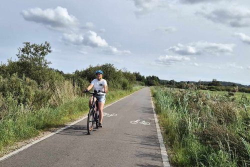 Mieszkanka Gdyni na rowerze elektryczny zakupionym z dotacji miejskiej (mat. gdynia mobilna)