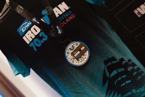 Koszulka i medal finishera Enea IRONMAN 70.3 Gdynia 2026 (fot. Agnieszka Torba / Sport Evolution)