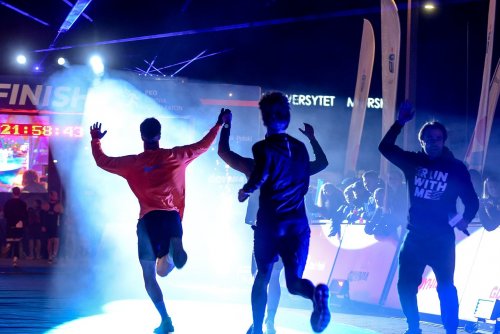 Biegacze wbiegający na metę PKO Gdynia Półmaratonu 2025 (fot. Przemek Świderski / Sport Evolution)