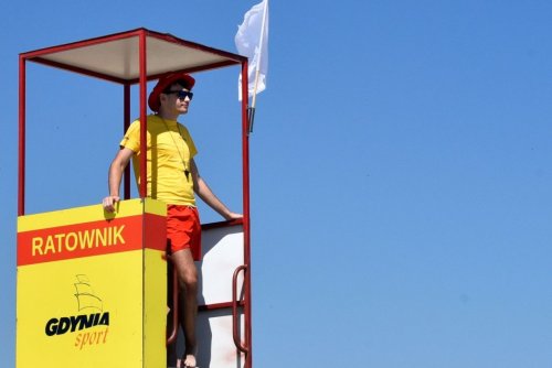 Nad bezpieczeństwem plażowiczów czuwają ratownicy (fot. Gdyńskie Centrum Sportu)