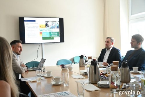 Podczas spotkania wiceprezydent Gdyni Tomasz Augustyniak odpowiadał na pytania członków delegacji z Pustomytów. Omawiane były również rozwiąznia, które mogą być wdrożone w ukraińskiej gminie (fot. Zofia Marczak)