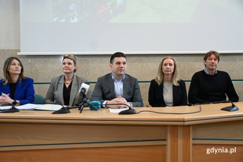 Koszt realizacji inwestycji to ponad 2 mln 700 tys. zł. Na zdjęciu widoczni: Monika Strzałkowska, radna miasta Gdyni, Dorota Borczyk – dyrektor ds. handlu i marketingu OPEC, Maciej Zielonka, wiceprezydent Gdyni, Magda Jastrzembska – prezes TBS „Czynszówka” oraz Bogusław Pergoł – dyrektor ds. inwestycji OPEC. (fot. Łukasz Kamasz)