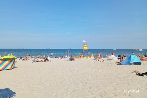 Plaża w Śródmieściu, tak jak i pozostałe trzy miejskie plaże w Gdyni, zapraszają do skorzystania z pięknej pogody w ostatnie dni wakacji (fot. Waldemar Ulanowski)