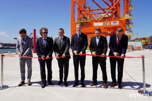 Inauguracja działalności nowej infrastruktury przeładunkowej w BCT. Na zdjęciu widoczni od lewej: Piotr Gorzeński, prezes Portu Gdynia, Jacek Karnowski, wiceminister Funduszy i Polityki Regionalnej, Adam Gawrylik, członek Zarządu Województwa Pomorskiego, Arkadiusz Marchewka, wiceminister infrastruktury, Wojciech Szumielewicz, prezes zarządu BCT oraz Tomasz Augustyniak, wiceprezydent Gdyni. (fot. Łukasz Kamasz)