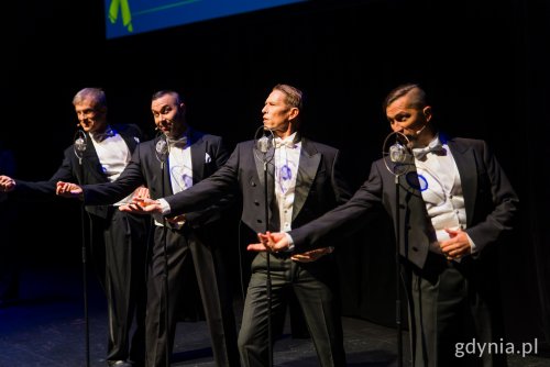 Scena ze spektaklu „Muzyczny swojemu Miastu na 100-lecie”. Na zdjęciu aktorzy (od prawej): Tomasz Gregor, Tomasz Więcek,  Krzysztof Wojciechowski i Paweł Bernaciak (fot. Paweł Budziński)
