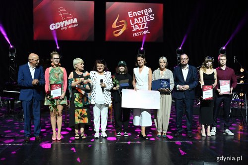 Na scenie laureatki: Hania Derej i Asia Czajkowska w towarzystwie m.in. Mariusza Bzdęgi, dyrektora zarządzającego ds. kultury i aktywności mieszkańców, Katarzyny Gruszeckiej-Spychały, wiceprezeski Portu Gdynia, Piotra Łyszkiewicza, dyrektora Energa Ladies' Jazz Festivalu, Magdaleny Marszałkowskiej, dyrektora marketingu Energa SA, Urszuli Dudziak i Krystyny Stańko (fot. Michał Puszczewicz)