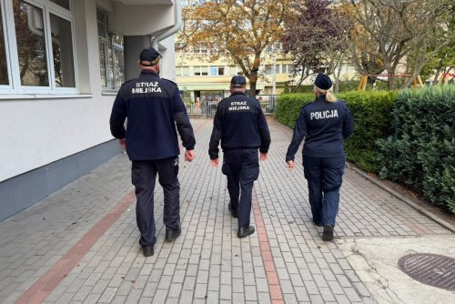 W okolicy gdyńskich szkół działają wspólne patrole Straży Miejskiej i Policji (fot. Straż Miejska w Gdyni)