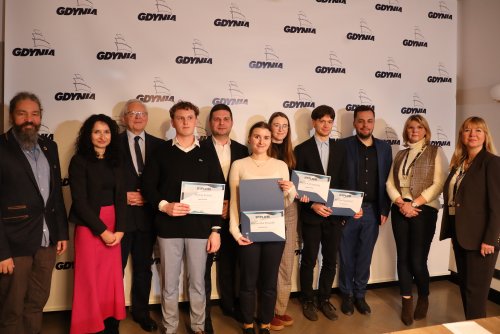 Wszyscy nagrodzeni stanęli do wspólnego zdjęcia wraz z promotorami i organizatorami konkursu. Na zdjęciu: wiceprezydent Gdyni Maciej Zielonka, naczelnik Wydziału Strategii Urzędu Miasta Gdyni Katarzyna Gruszka dr inż. arch. Bartosz Felski, profesor Tadeusz Palmowski, Maciej Kowal, Agnieszka Kowalik, Marta Karczewska, Michał Ryplewicz, dr inż. arch. Jan Cudzik, członkinie Komisji Konkursowej Małgorzata Czaja, Joanna Skibińska-Buryn (fot. Dorota Patzer)