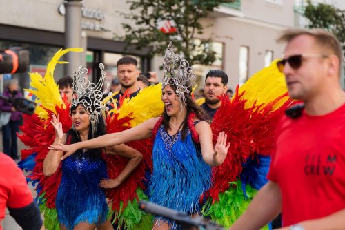 Między innymi ulica Świętojańska zamieniła się w jeden wielki plan zdjęciowy. Było barwnie, tanecznie i... egzotycznie (fot. Paweł Budziński)