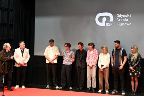Tegoroczni studenci odebrali z rąk dyrektora Gdyńskiej Szkoły Filmowej Jerzego Radosa oraz Roberta Glińskiego, reżysera i wykładowcy Gdyńskiej Szkoły Filmowej, legitymacje studenckie (fot. Zofia Marczak)