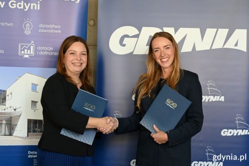 Dokument podpisały Oktawia Gorzeńska, wiceprezydentka Gdyni oraz dr Maja Głuchowska-Wójcicka, dziekan Wydziału Prawa i Administracji Uniwersytetu WSB Merito w Gdańsku (fot. Zofia Marczak)