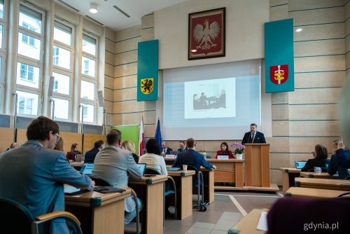 XXIII sesja Rady Miasta Gdyni. Na mównicy Tadeusz Szemiot, przewodniczący RMG (fot. Kamil Złoch)