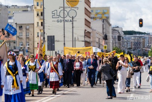 Przemarsz Kaszubów ul. 10 Lutego na Molo Południowe. Na zdjęciu także: senator Sławomir Rybicki, posłanka Wioleta Tomczak i wicewojewoda pomorski Emil Rojek (fot. Paweł Budziński)