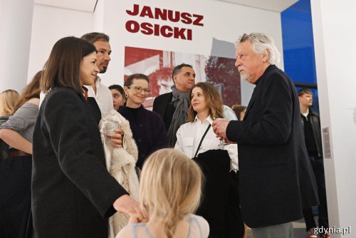 Na zdjęciu m.in. Janusz Osicki na wernisażu swojej wystawy w Muzeum Miasta Gdyni (fot. Michał Puszczewicz)