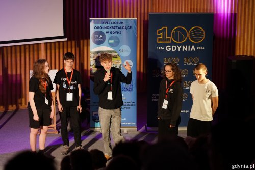 Drużyna Wyrwane kontakty z IX Liceum Ogólnokształcącego w Gdańsku podczas konkursowej prezentacji. Finalnie zajęli III miejsce (fot. Magda Śliżewska)