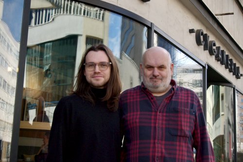 Jakub i Karol Hebanowscy, właściciele Cyganerii, stojący przed lokalem (fot. materiały Gdyńskiego Centrum Wspierania Przedsiębiorczości)