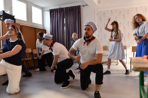 Zdjęcie z próby musicalu „Biała Gdynia”. Scena zbiorowa (fot. materiały Studia Piosenki METRO Sopot)
