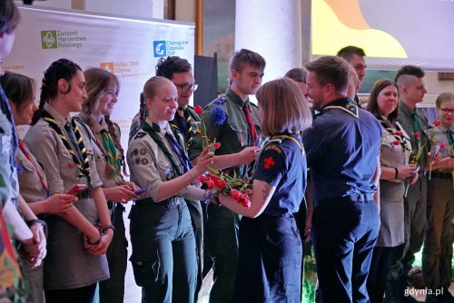 Podczas gali Dnia Myśli Braterskiej Hufca ZHP Gdynia  dziękowano m.in. druhnom i druhom przybocznym (fot. Magdalena Czernek)