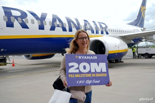 Pani Aleksandra z Gdyni została 20-milionową pasażerką linii Ryanair w Gdańsku (fot. Magdalena Czernek)