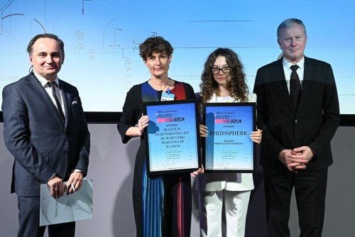 Kornelia Wieczorek i jej opiekun naukowy Anna Rzepa (fot. Cezary Piwowarski, gazeta Rzeczpospolita)